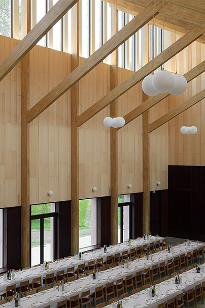 Homerton College de la Universidad de Cambridge gana el Wood Awards por su uso de madera de castaño