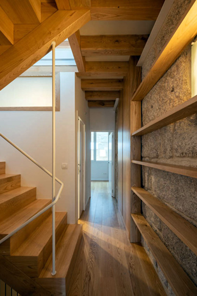 escalera de madera de castaño