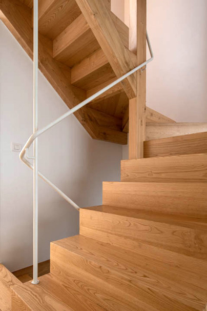 escalera de madera de castaño