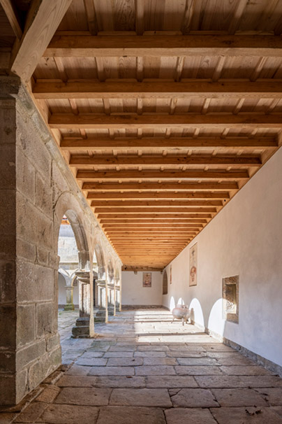 Rehabilitación del Claustro del Convento de Santo Antón de Herbón con madera de castaño